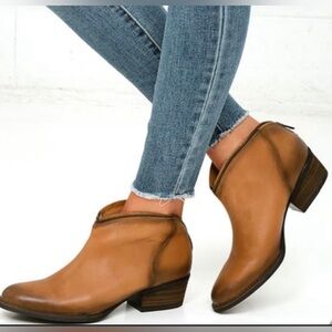 Very Volatile Sofia Tan Leather Ankle Booties Size 8.5